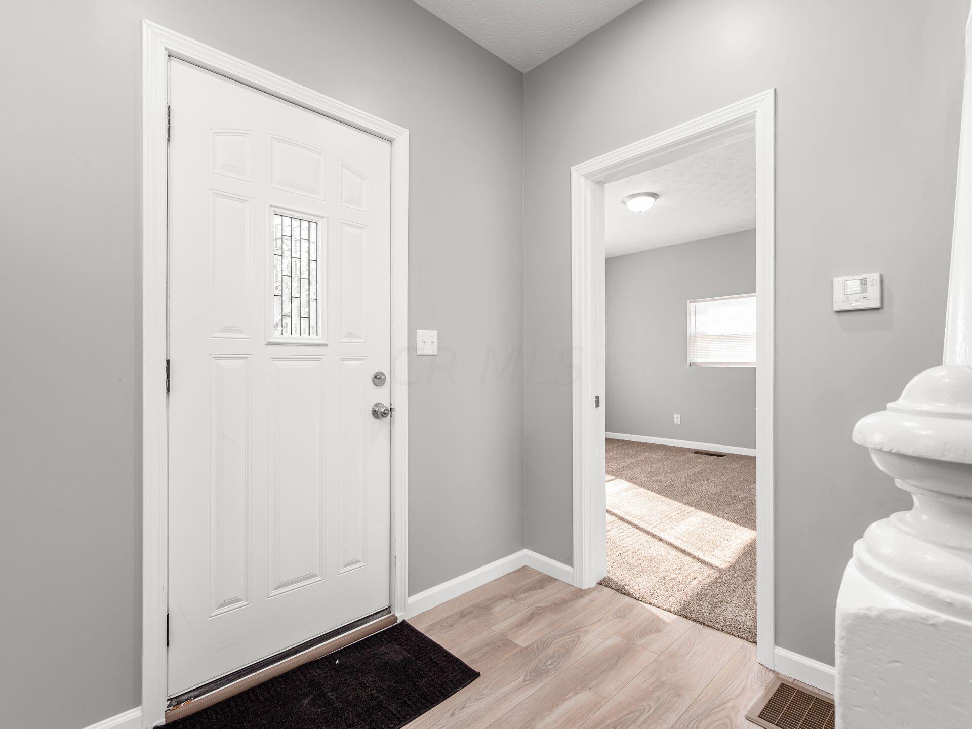 2318 Ridgeway Avenue Columbus, OH 43219 - Photo 3 of 29 Entrance area with view of Bedroom 1.