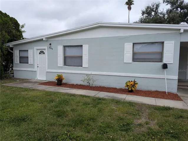 a view of back yard of the house