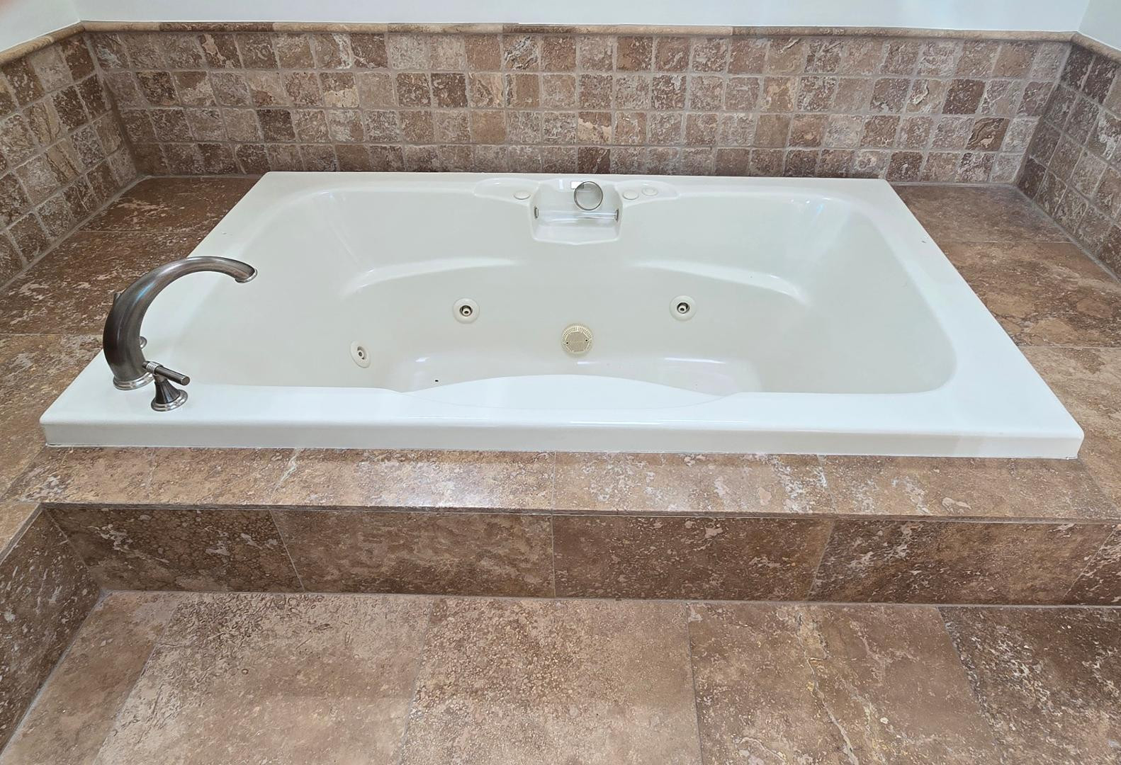 4485 East Quail Brush Road Cave Creek, AZ 85331 - Photo 34 of 64 a bathroom with bathtub