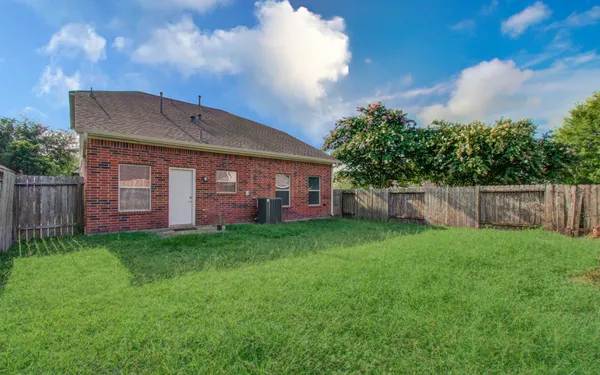 a view of a back yard
