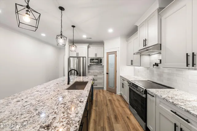 $569,900 | 102 Oostagala Drive, Loudon, TN 37774