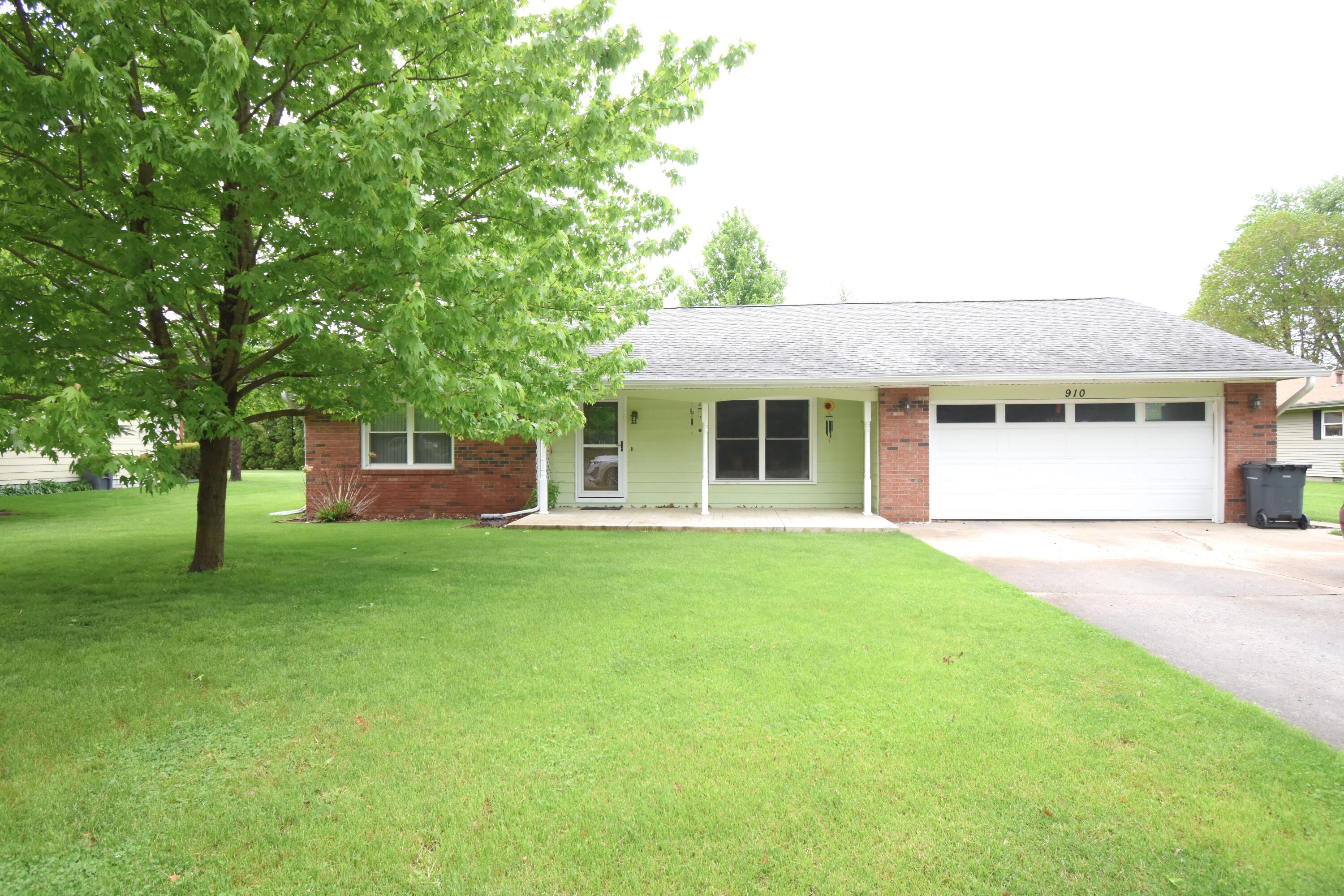 910 East Stewart Drive Rensselaer, IN 47978 - Photo 1 of 39 3000x2000
