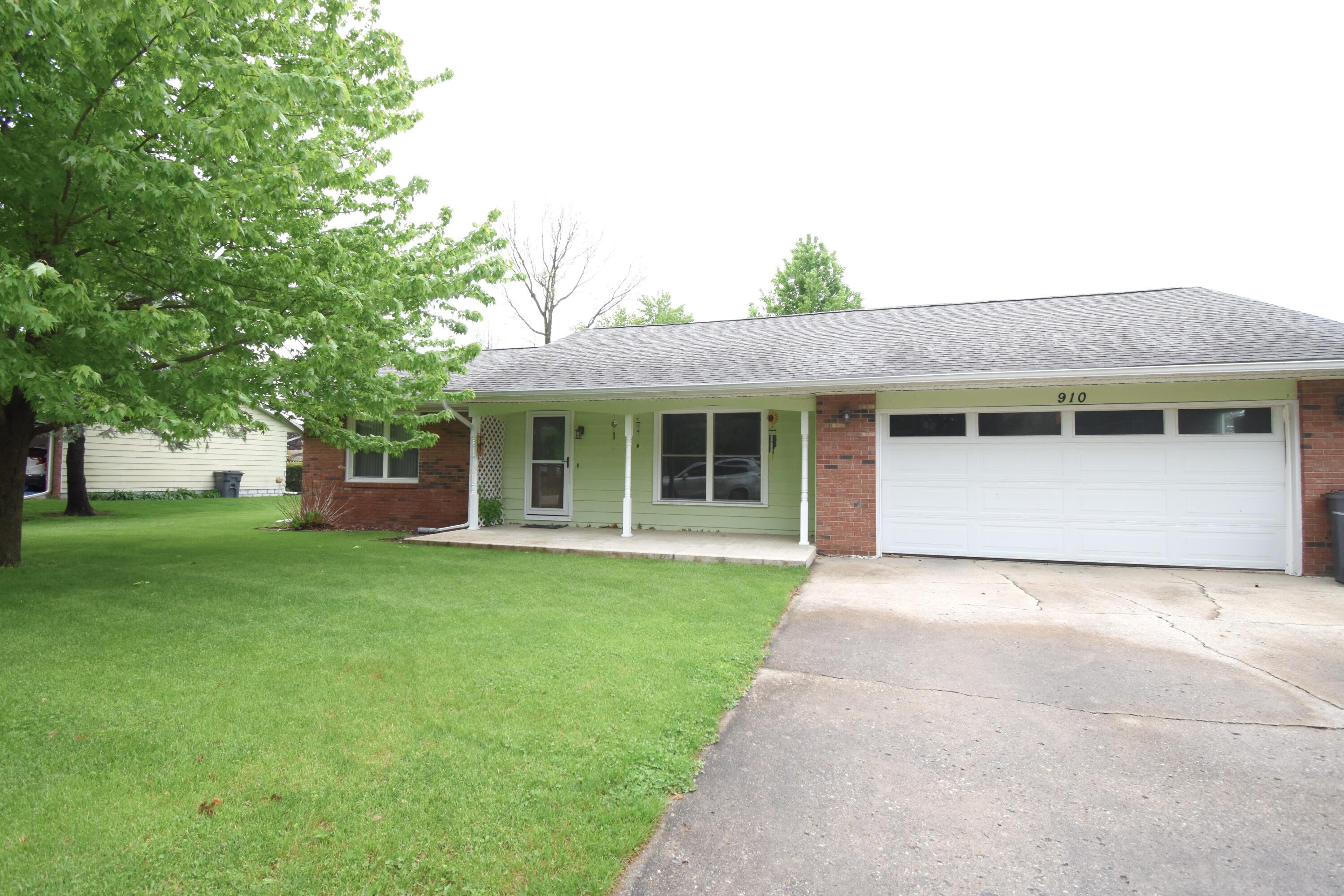910 East Stewart Drive Rensselaer, IN 47978 - Photo 2 of 39 2999x1999