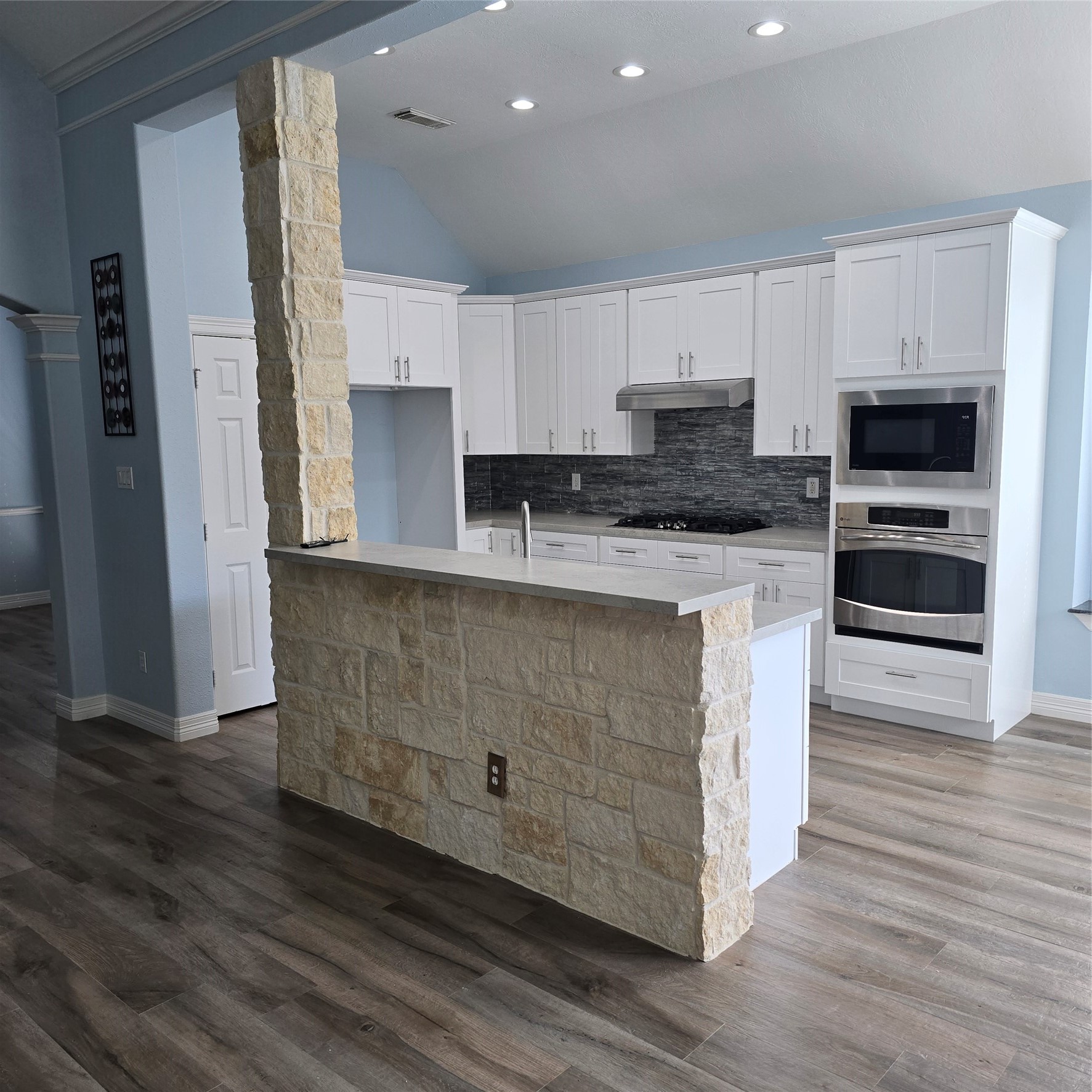 18302 Rittenhouse Park Court Spring, TX 77379 - Photo 8 of 42 STONE ACCENTED BREAKFAST BAR