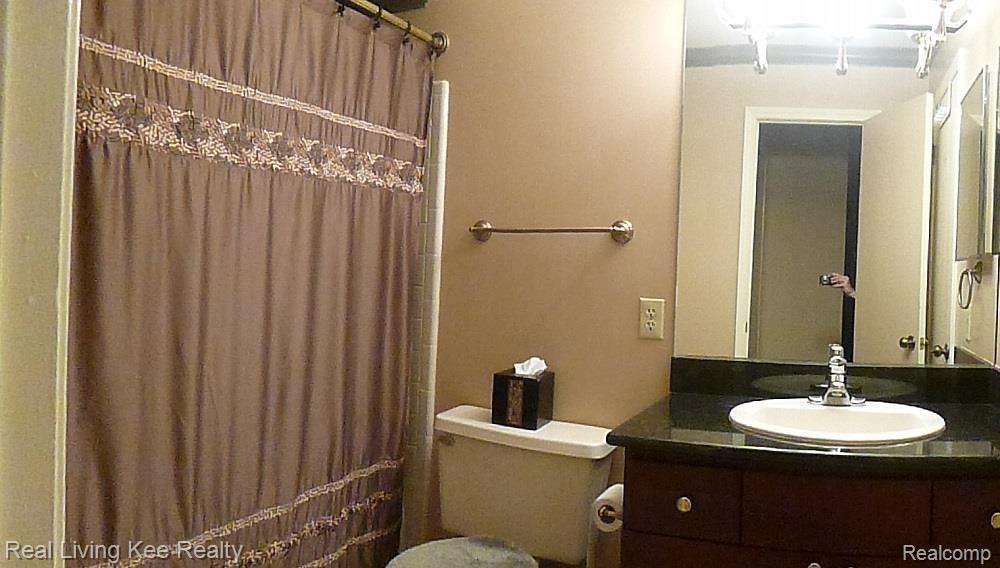 1529 Colony Drive Rochester, MI 48307 - Photo 6 of 13 Bathroom.jpg