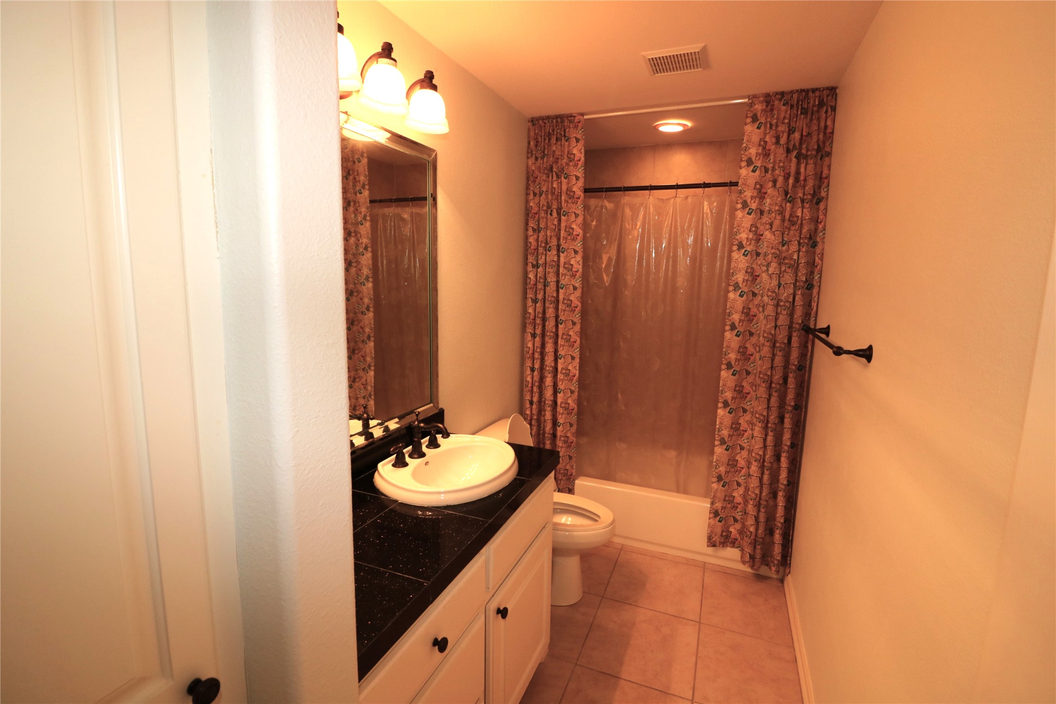 17 Regency Point Conroe, TX 77356 - Photo 23 of 38 Guest full bath between upstairs bedrooms