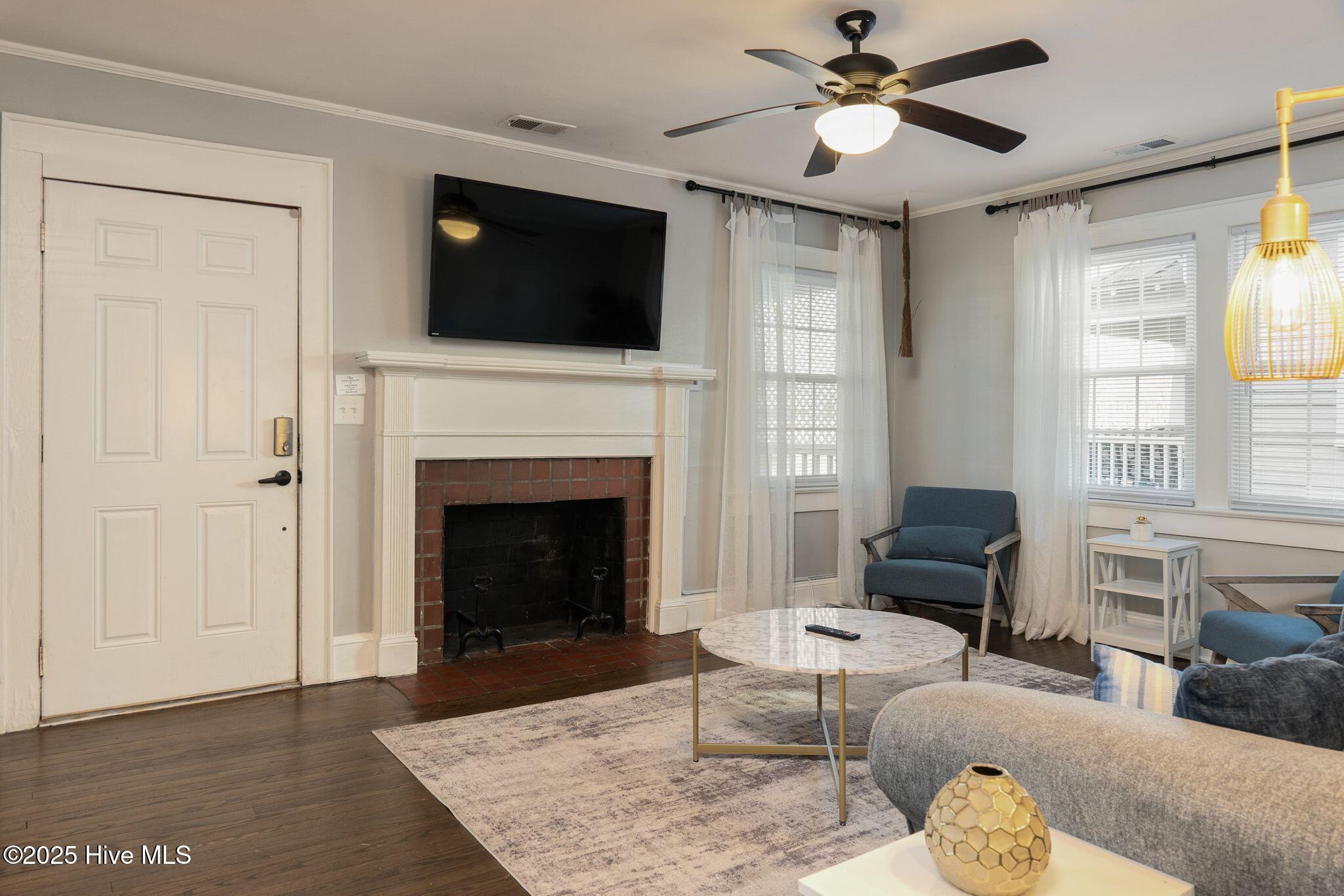 1409 Rhem Avenue New Bern, NC 28560 - Photo 6 of 28 Living Room / Front Door