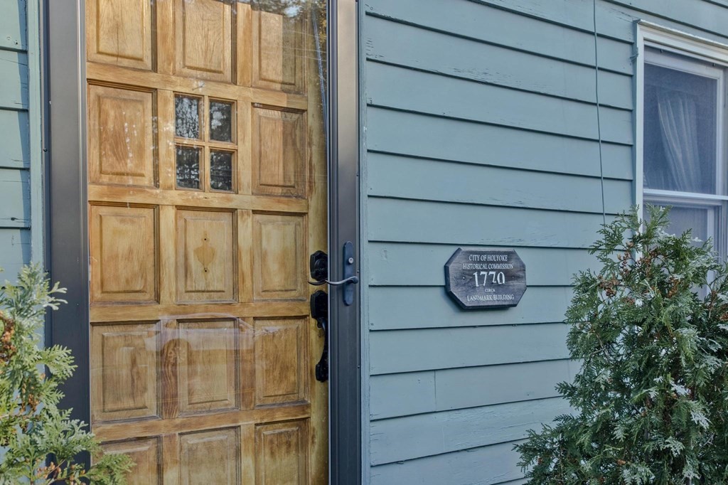 295 Southampton Road Holyoke, MA 01040 - Photo 3 of 30 Gallery Image 3