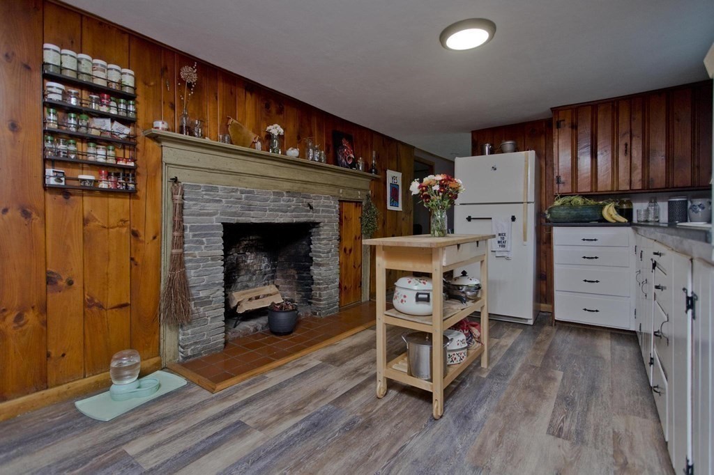 295 Southampton Road Holyoke, MA 01040 - Photo 8 of 30 Gallery Image 8