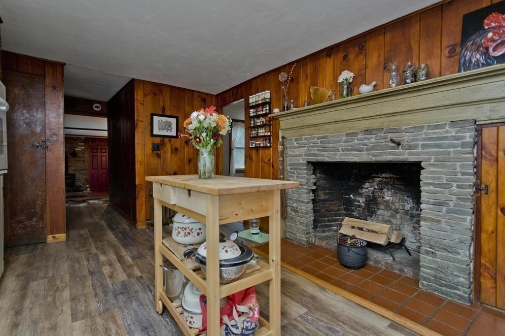 295 Southampton Road Holyoke, MA 01040 - Photo 9 of 30 Gallery Image 9
