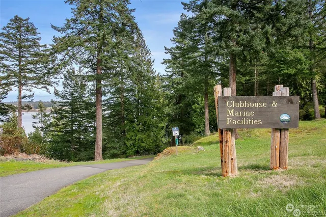 a sign that is sitting on a brick wall