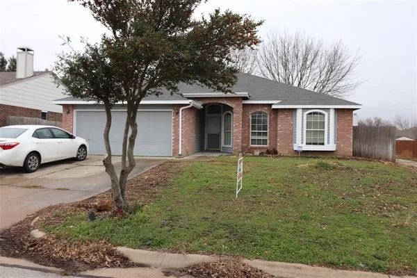 $2,050 | 1101 Valley Branch Drive, Arlington, TX 76001