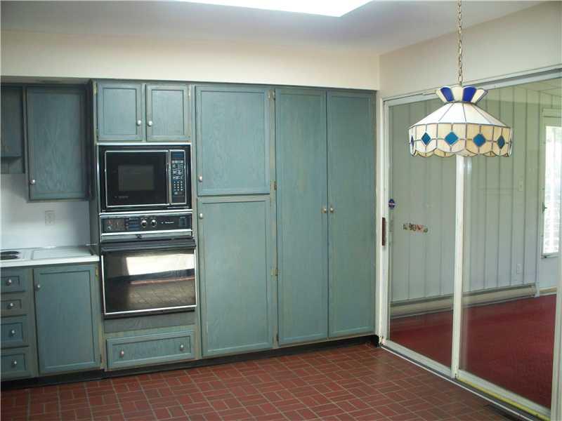 1333 Highland Road Sharon, PA 16146 - Photo 7 of 15 Kitchen.