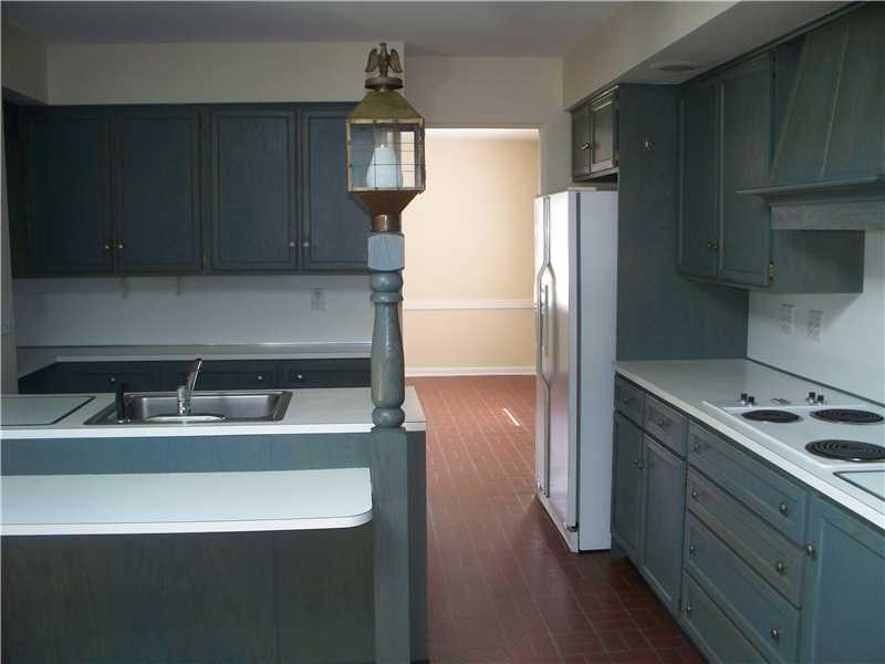 1333 Highland Road Sharon, PA 16146 - Photo 8 of 15 Kitchen.