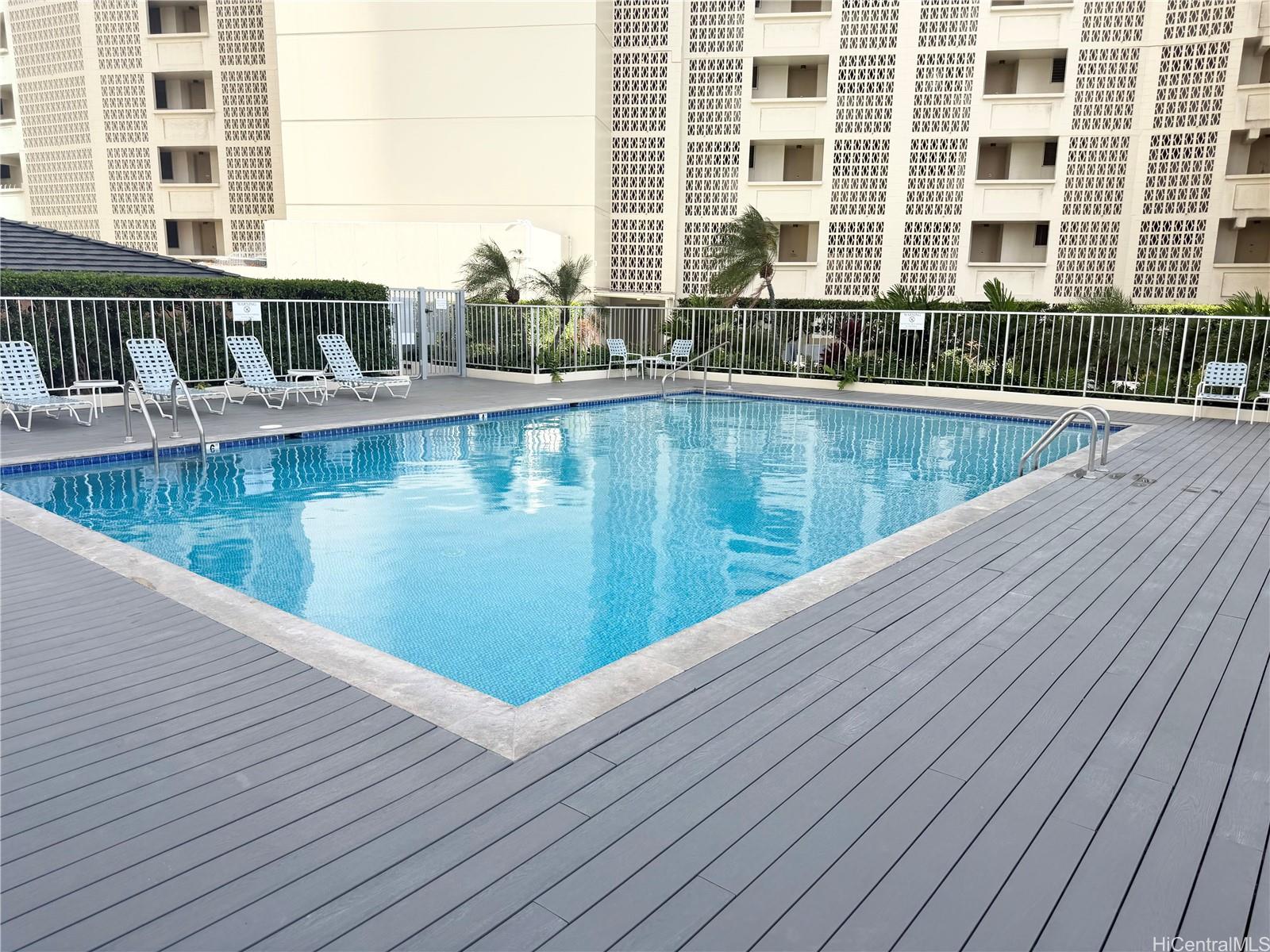 469 Ena Road, Unit 2103 Honolulu, HI 96815 - Photo 17 of 22 Pool