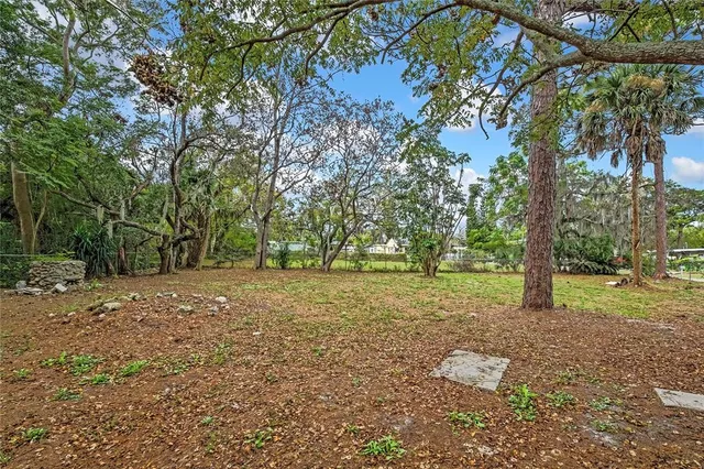 a view of a house with backyard