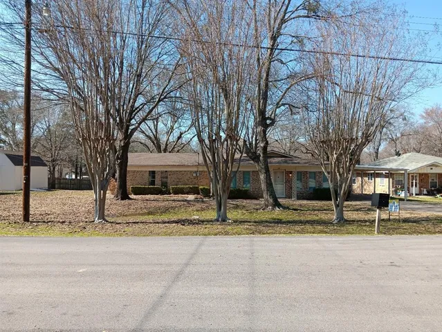 a view of yard with tree in the background