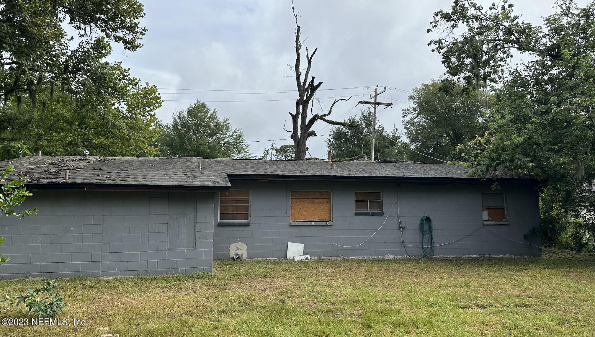 7472 Melvin Road Jacksonville, FL 32210 - Photo 2 of 5 a backyard of a house with lots of green space