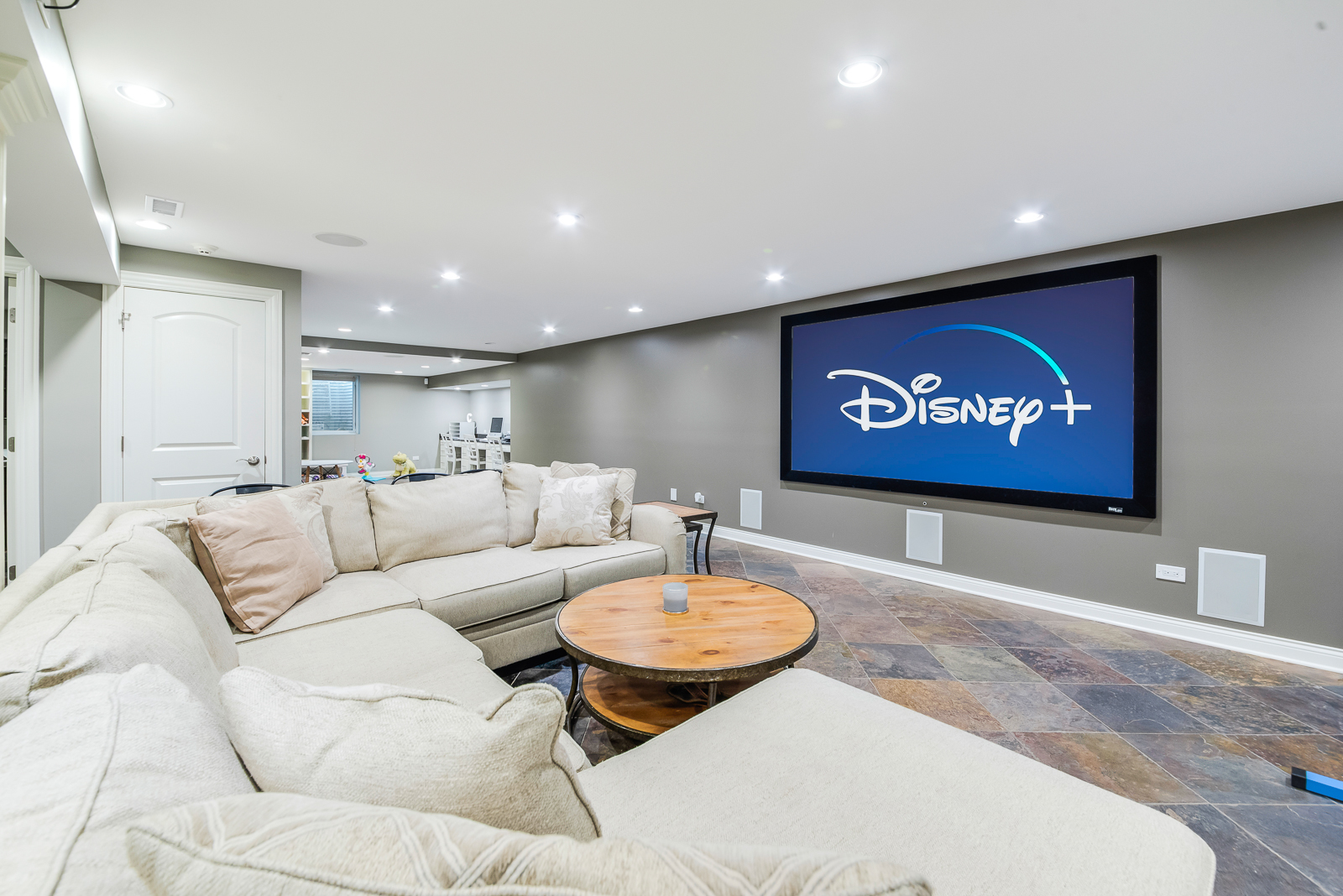 7 Sorrel Lemont, IL 60439 - Photo 31 of 36 a living room with furniture and a projector