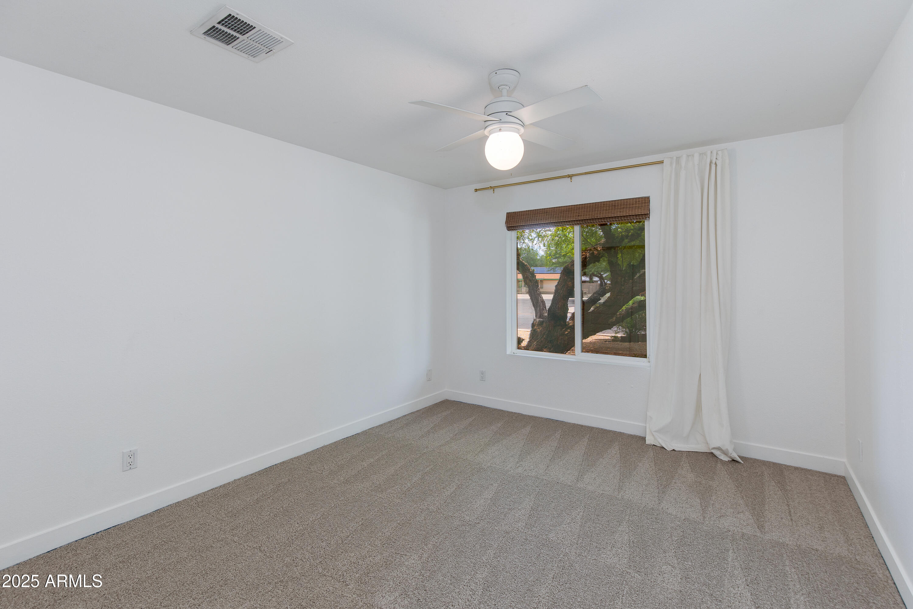 1820 West Seldon Way Phoenix, AZ 85021 - Photo 20 of 29 a view of an empty room with a window