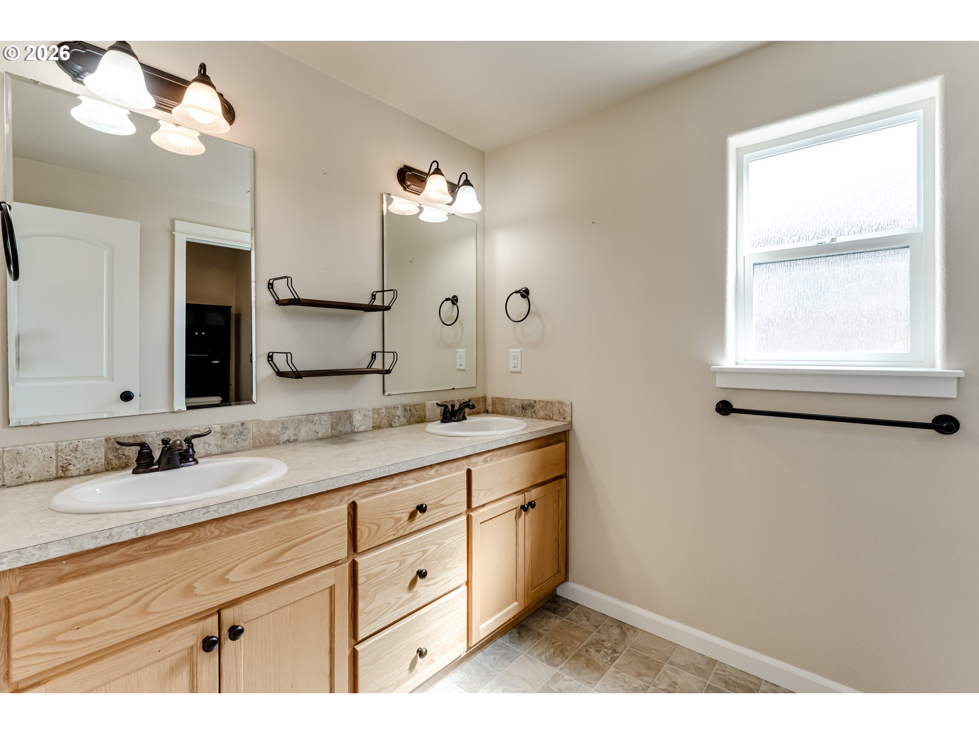 362 Camrin Loop Creswell, OR 97426 - Photo 11 of 22 Bathroom