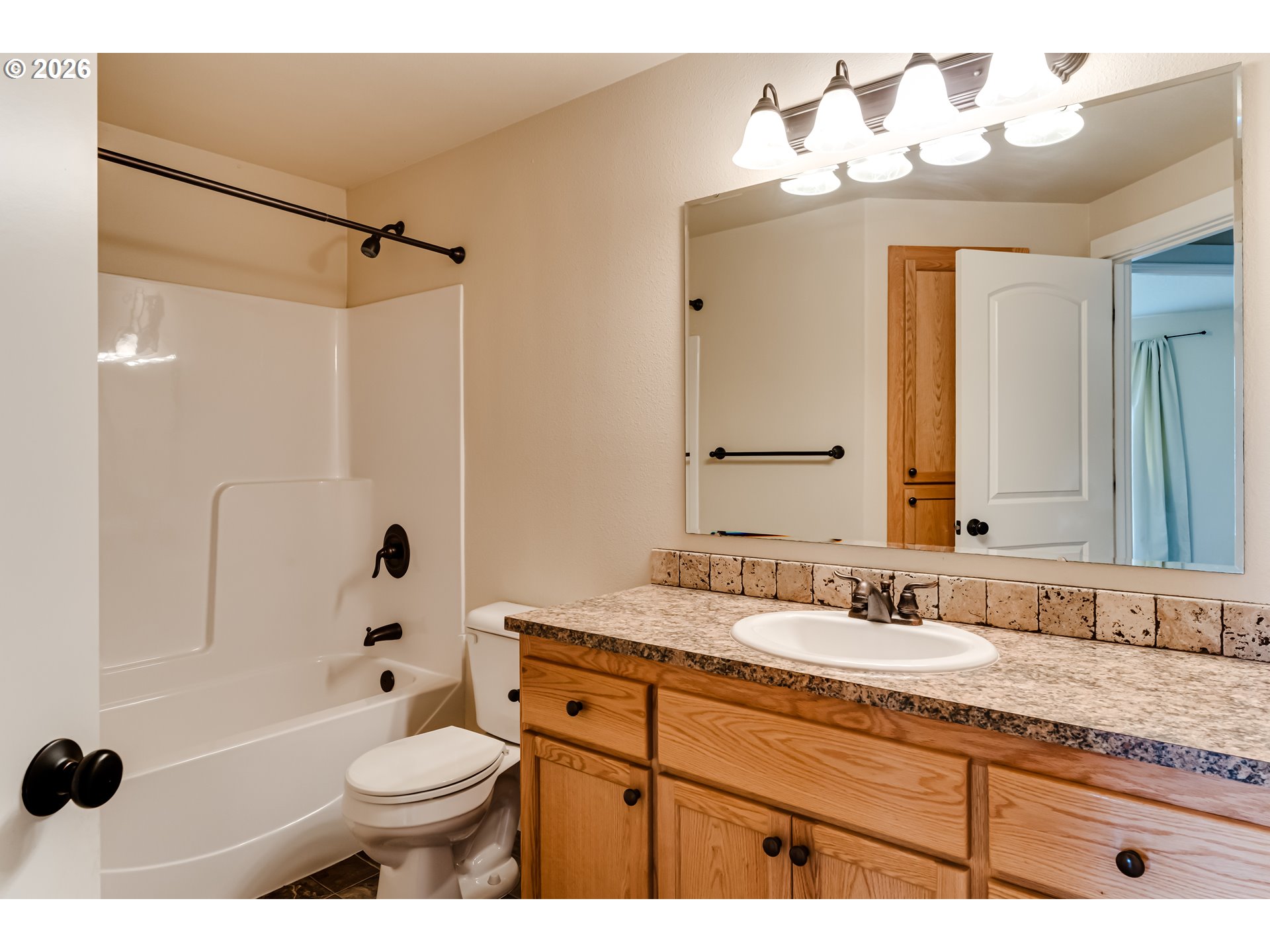 362 Camrin Loop Creswell, OR 97426 - Photo 15 of 22 Bathroom