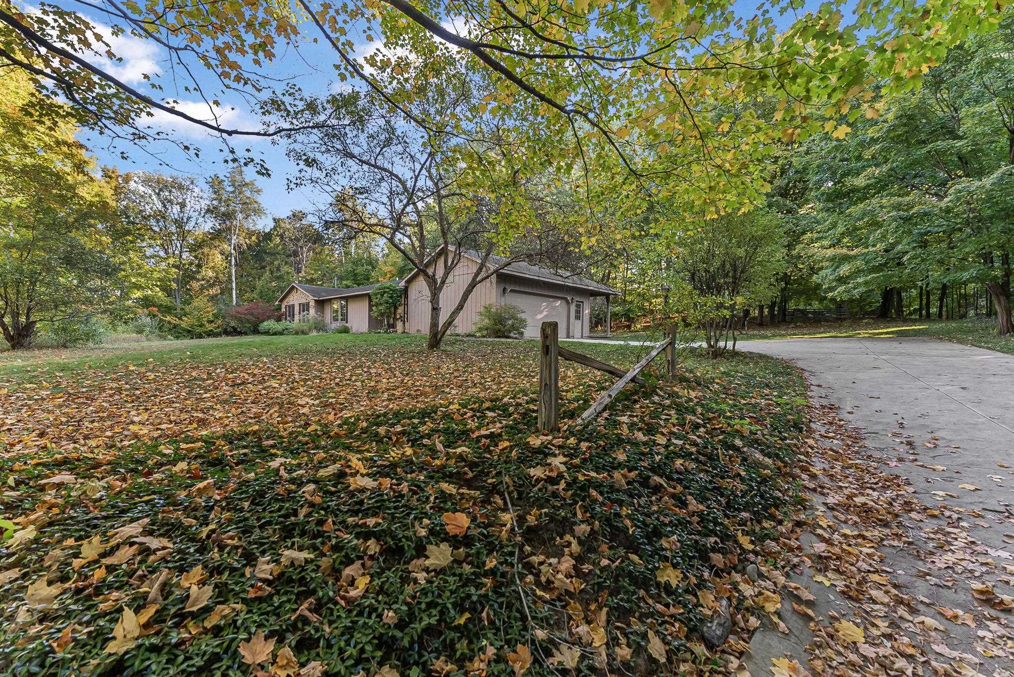 8165 South Lakeview Road Traverse City, MI 49684 - Photo 5 of 41 1939646-0bf64409-d64c-44f8-bb47-9bd2e93ac90b.JPG
