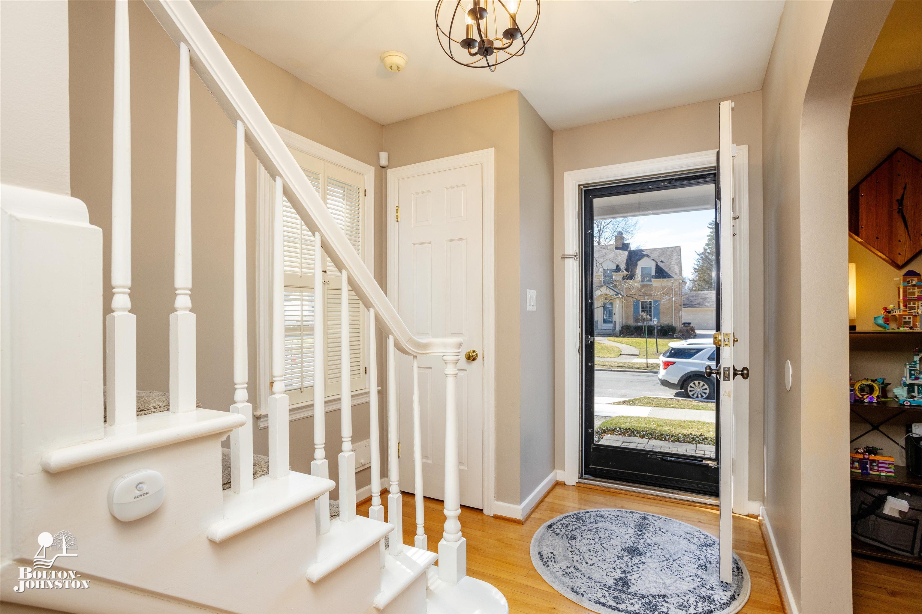 454 Fisher Road Grosse Pointe, MI 48230 - Photo 3 of 41 50135331-a9300fe3-092f-4371-81b5-e51937783acd.JPG