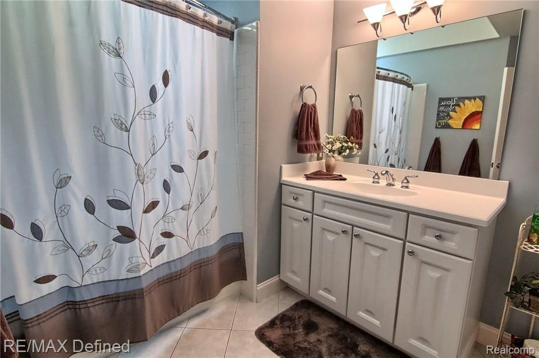 214 South Castell Avenue Rochester, MI 48307 - Photo 22 of 35 Bathroom.jpg