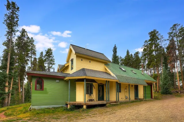 a view of a house with a backyard