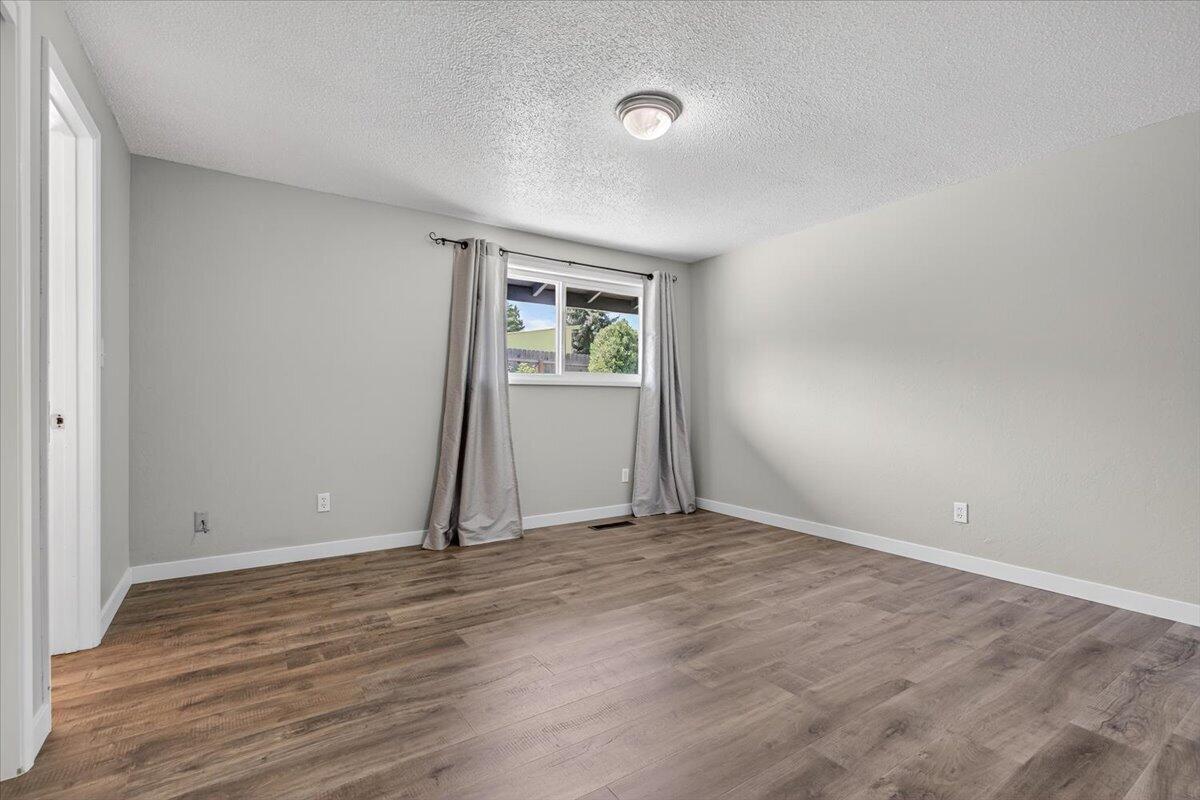 309 North Berkeley Way Medford, OR 97504 - Photo 14 of 32 Primary bedroom