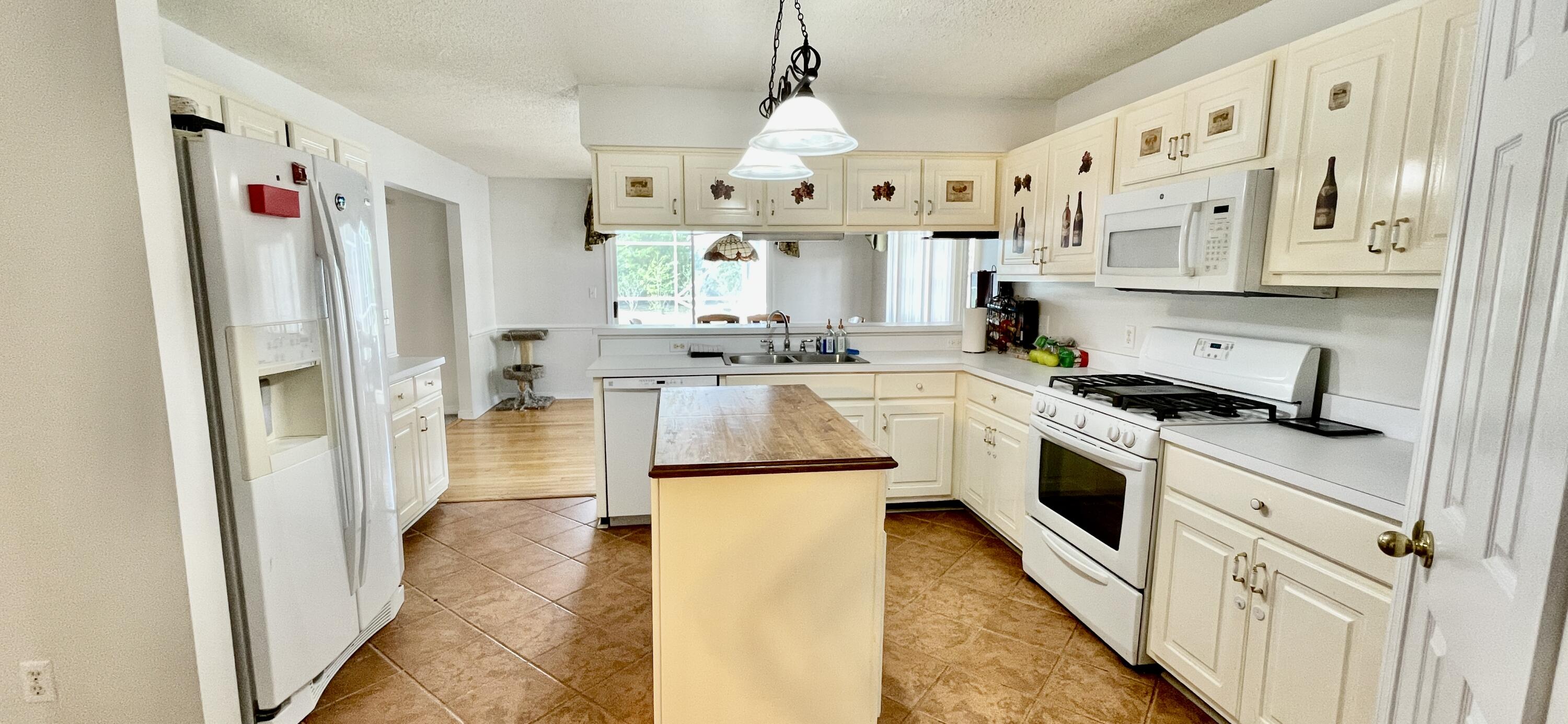4467 Kingslynn Road Niceville, FL 32578 - Photo 4 of 28 a kitchen with stainless steel appliances granite countertop a sink and a refrigerator