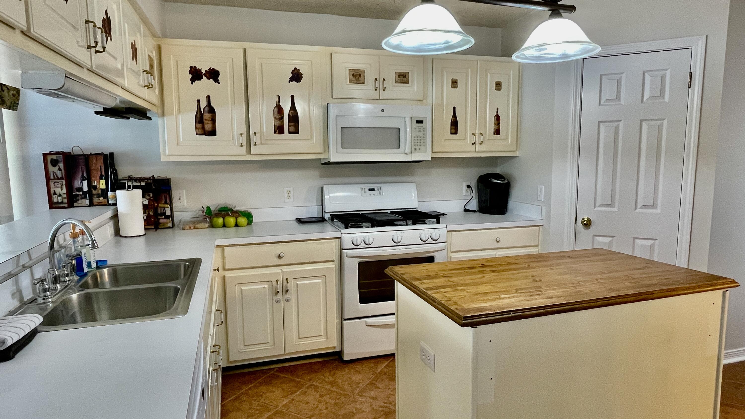 4467 Kingslynn Road Niceville, FL 32578 - Photo 5 of 28 a kitchen with stainless steel appliances granite countertop a sink and cabinets