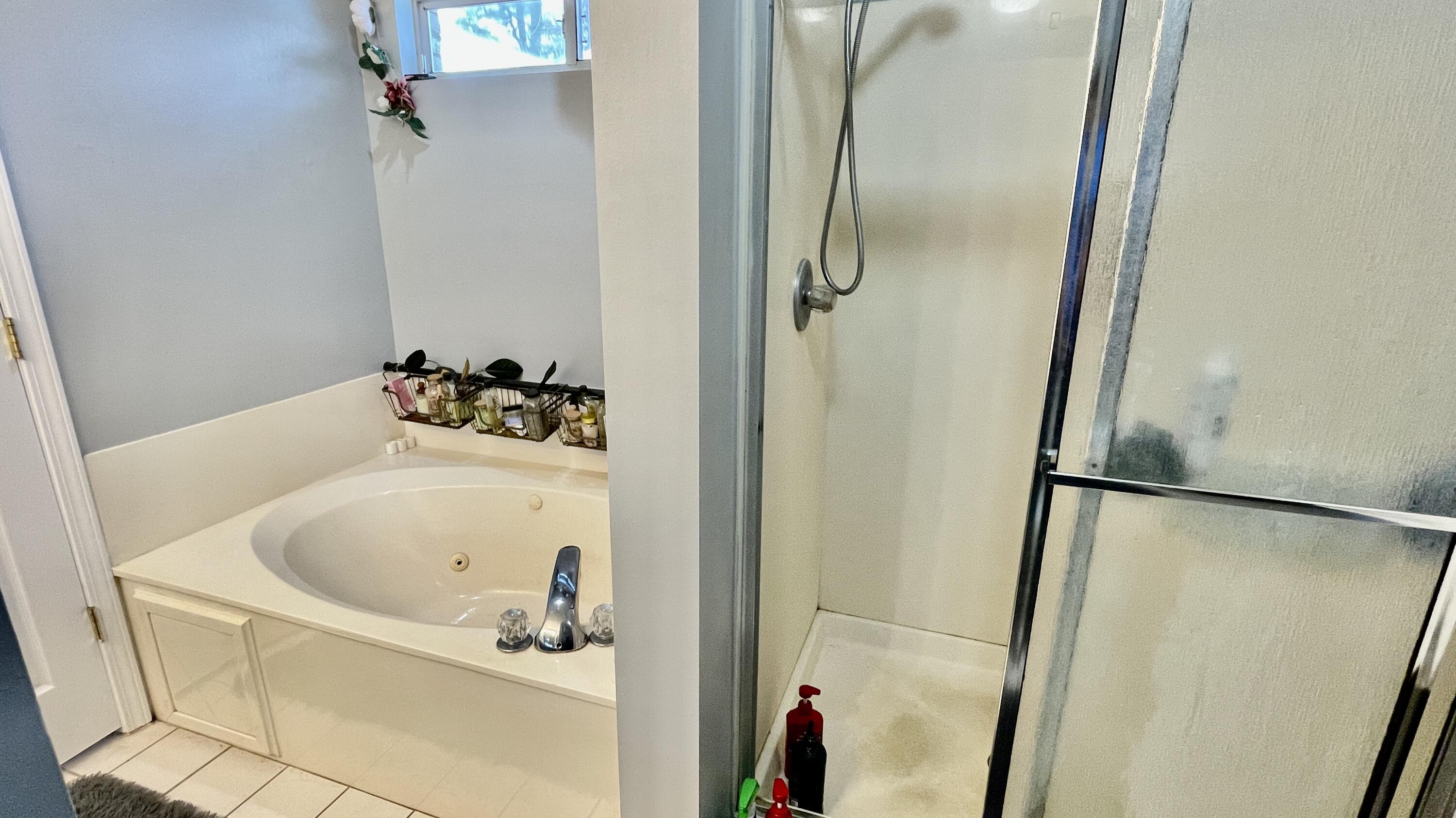 4467 Kingslynn Road Niceville, FL 32578 - Photo 10 of 28 a bathroom with a tub and a shower