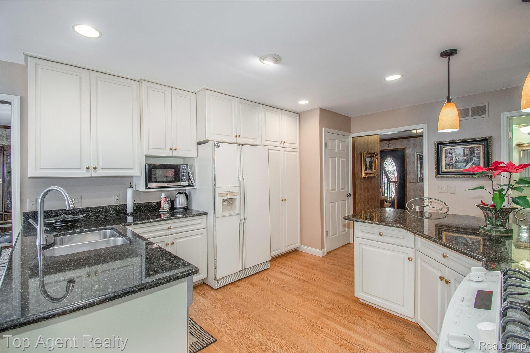 724 Lion Street Rochester, MI 48307 - Photo 6 of 50 220112 1.00pm Floare 724 Lion_13