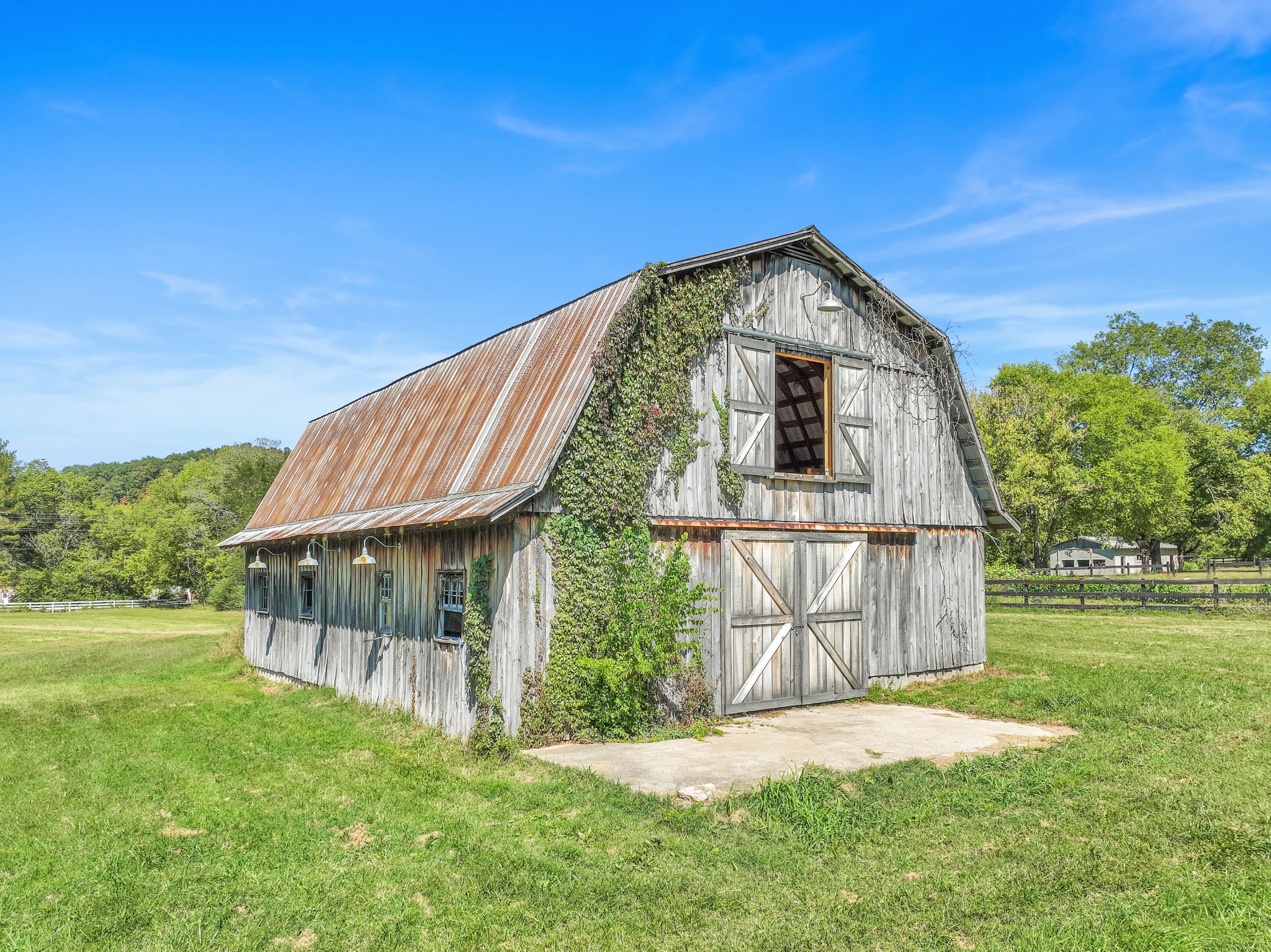 5110 Old Harding Road Franklin, TN 37064 - Photo 8 of 21 a front view of a house with a garden