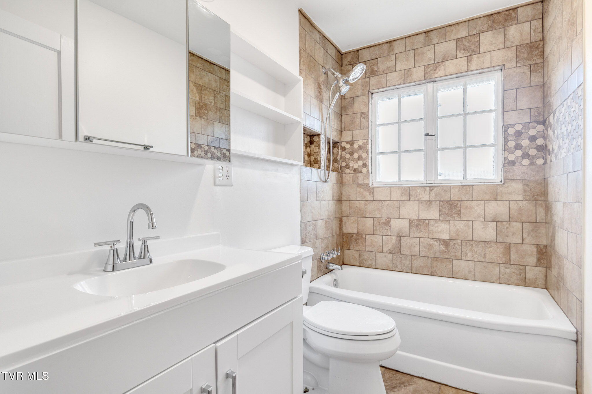 1801 Fairoaks Road, Unit 1 Kingsport, TN 37664 - Photo 13 of 32 17-web-or-mls-IMG_4482