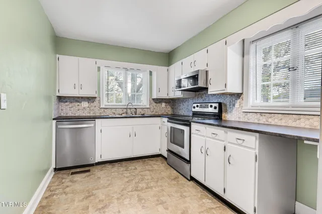 $1,900 | 1801 Fairoaks Road, Unit 1, Kingsport, TN 37664