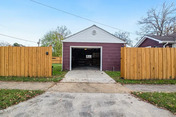 $1,900 | 1801 Fairoaks Road, Unit 1, Kingsport, TN 37664