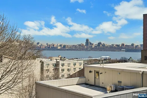 $2,900 | 30 Columbia Terrace, Unit 2, Edgewater, NJ 07020
