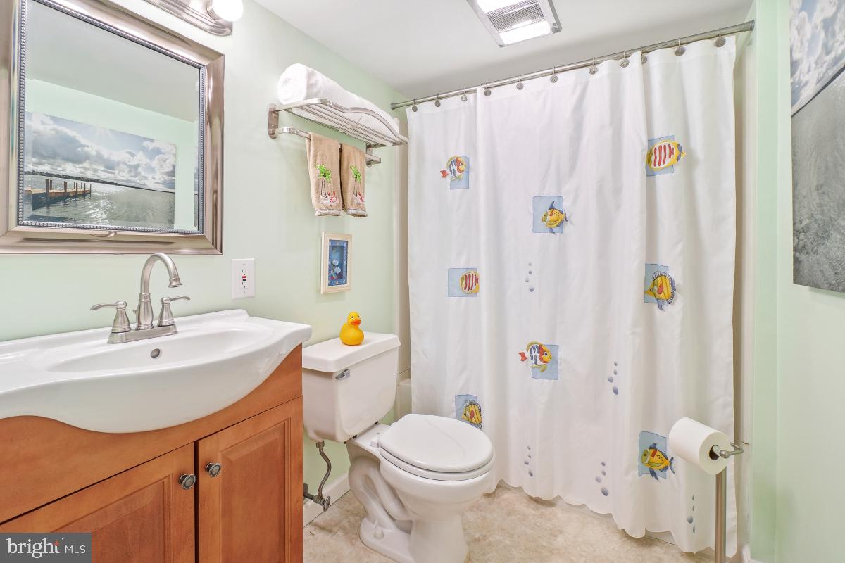 130 Englefield Drive Gaithersburg, MD 20878 - Photo 27 of 33 a bathroom with a sink toilet and shower