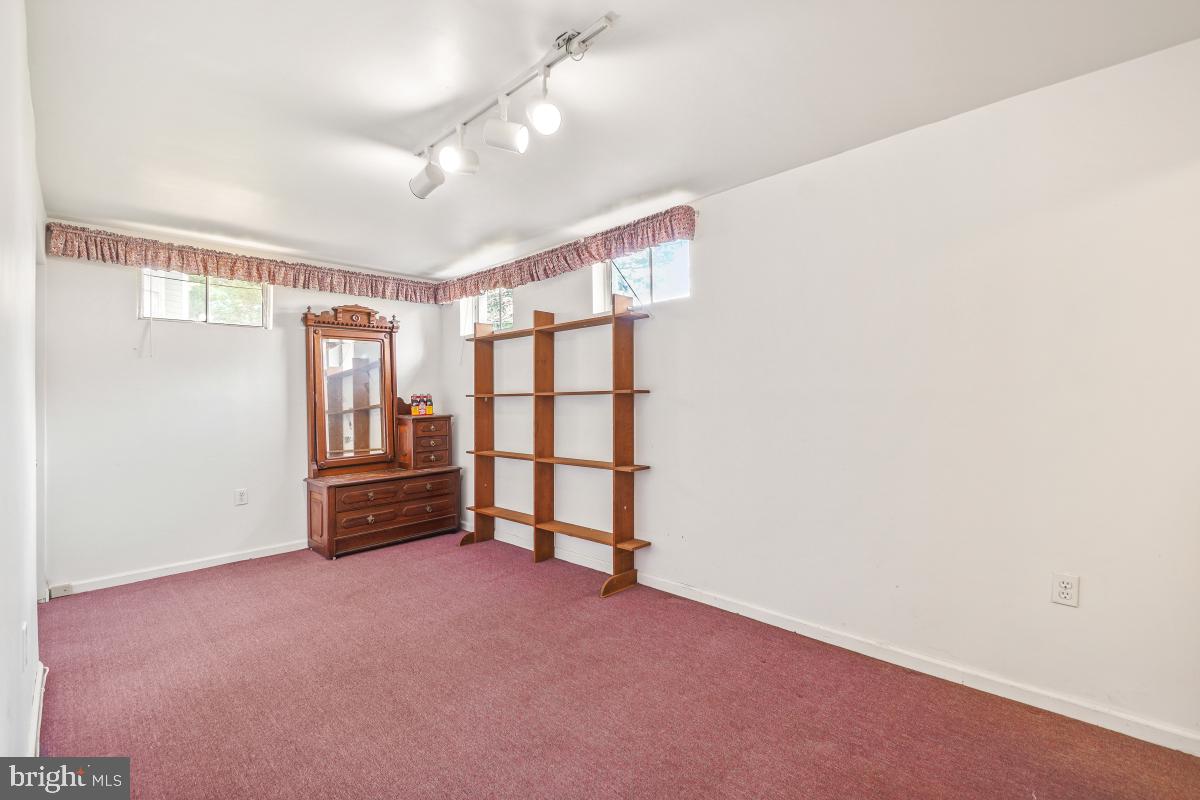 130 Englefield Drive Gaithersburg, MD 20878 - Photo 28 of 33 a view of entryway with workspace