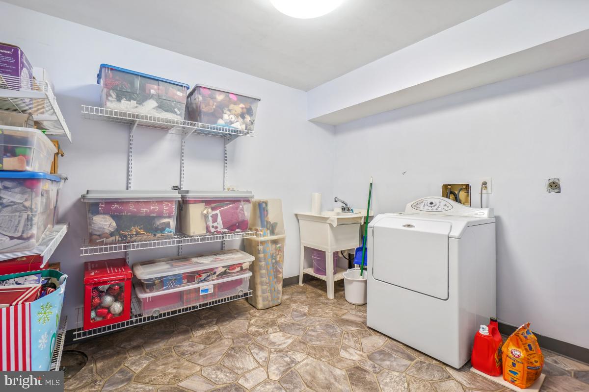 130 Englefield Drive Gaithersburg, MD 20878 - Photo 29 of 33 a utility room with dryer and washer