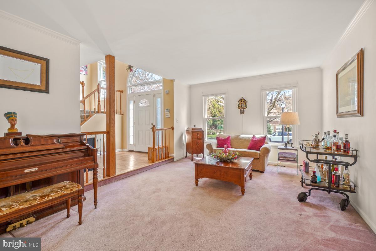 130 Englefield Drive Gaithersburg, MD 20878 - Photo 7 of 33 a living room with furniture and a piano