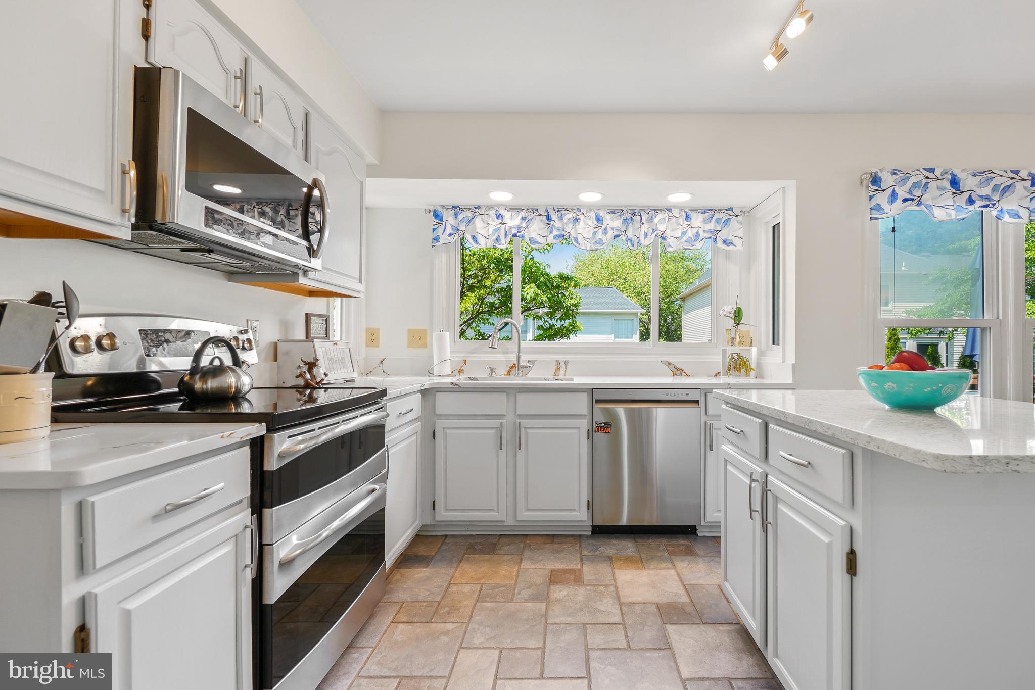 130 Englefield Drive Gaithersburg, MD 20878 - Photo 10 of 33 a kitchen with a sink stove and microwave
