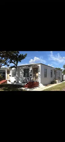 a view of a back yard