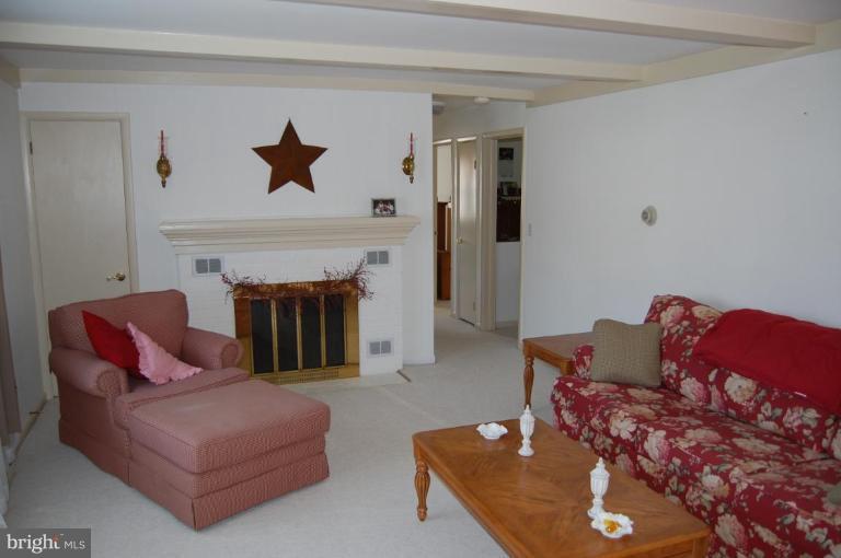 813 Monkton Road Monkton, MD 21111 - Photo 4 of 23 Living Room