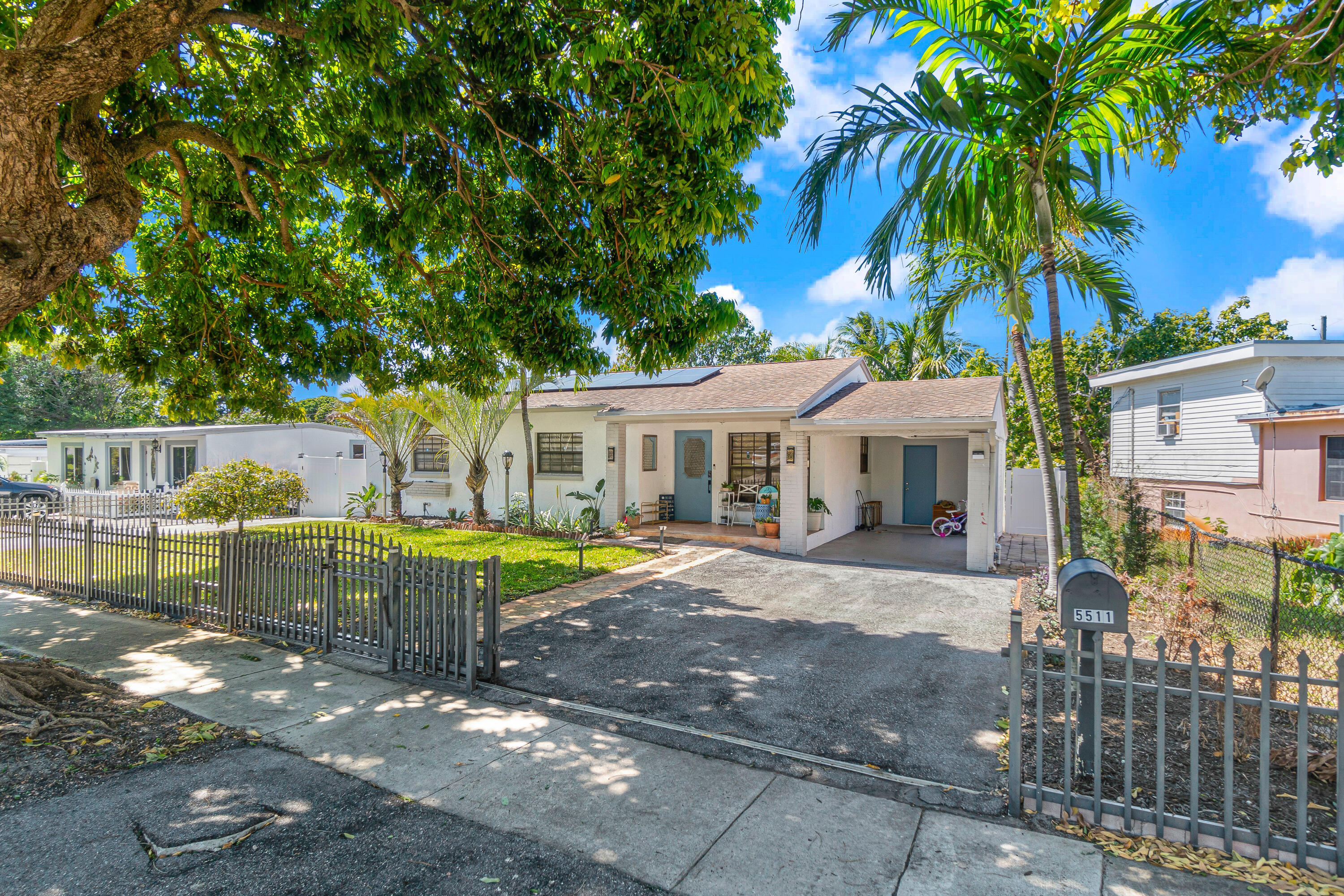 5511 Columbus Road West Palm Beach, FL 33405 - Photo 6 of 37 004-5511ColumbusRoad-WestPalmBeach-FL-33