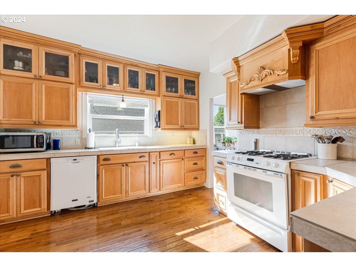 1595 Southeast Palmblad Road Gresham, OR 97080 - Photo 16 of 41 Kitchen