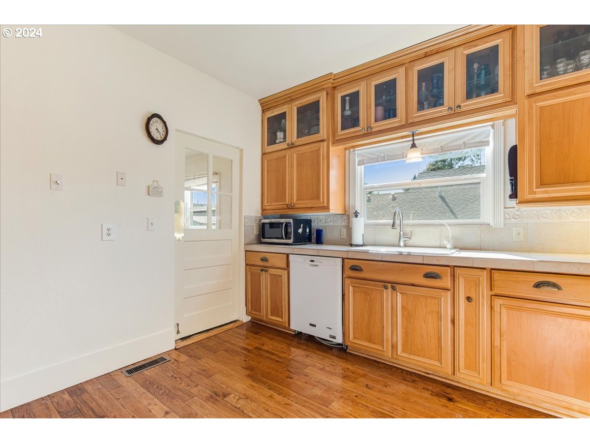 1595 Southeast Palmblad Road Gresham, OR 97080 - Photo 17 of 41 Kitchen